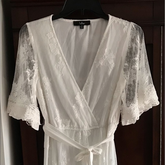 Lulu’s white lace, sheath wrap dress, flutter sleeve. - Picture 4 of 5